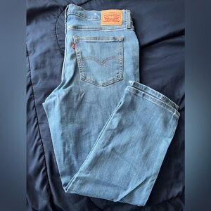 W’s Cropped High ride Levi pants. New with tags. Size 32.